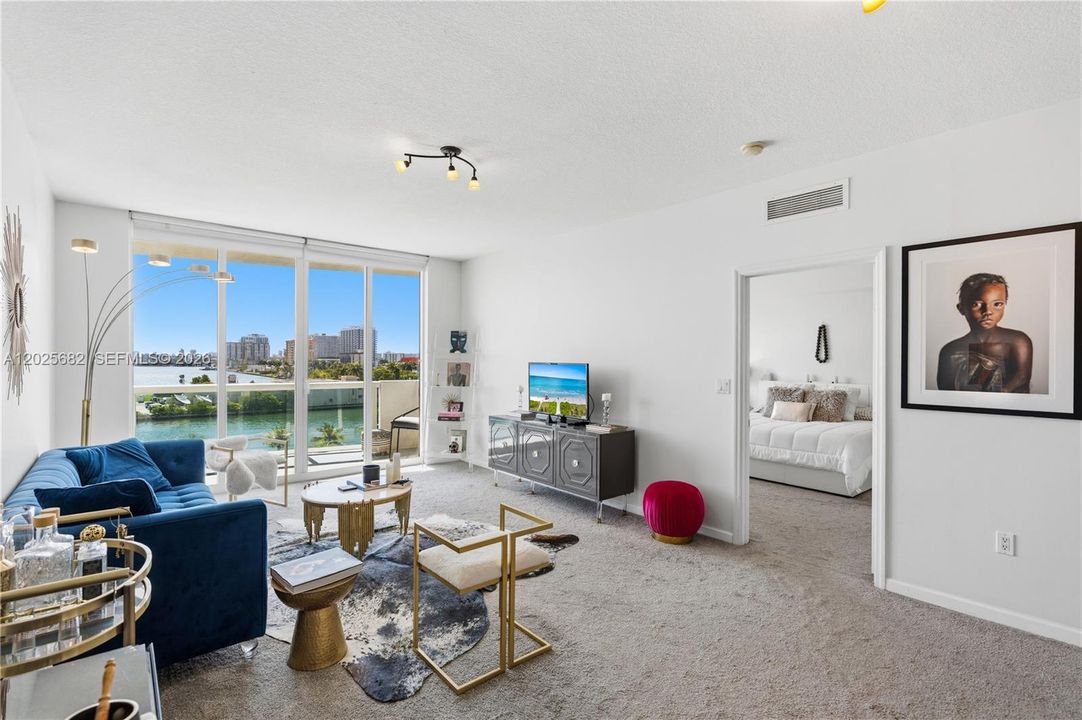 For Sale: $379,000 (1 beds, 1 baths, 900 Square Feet)
