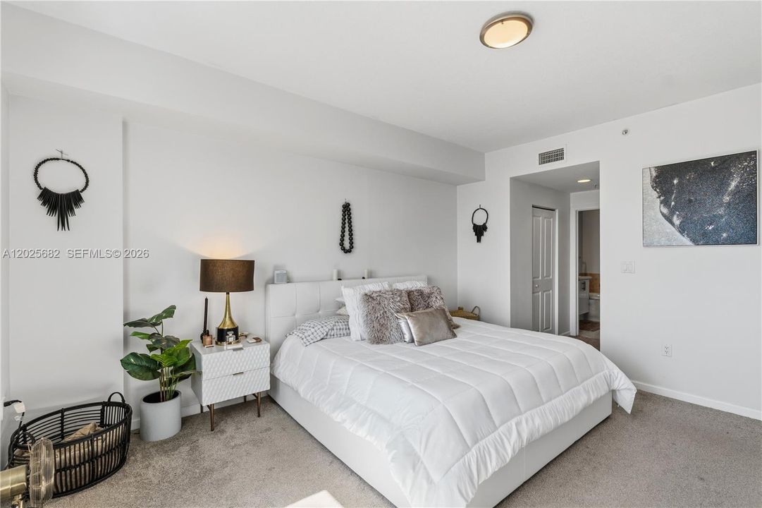 For Sale: $379,000 (1 beds, 1 baths, 900 Square Feet)