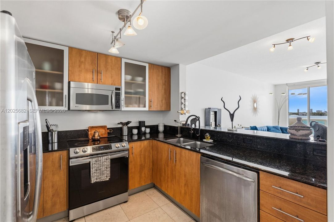 For Sale: $379,000 (1 beds, 1 baths, 900 Square Feet)