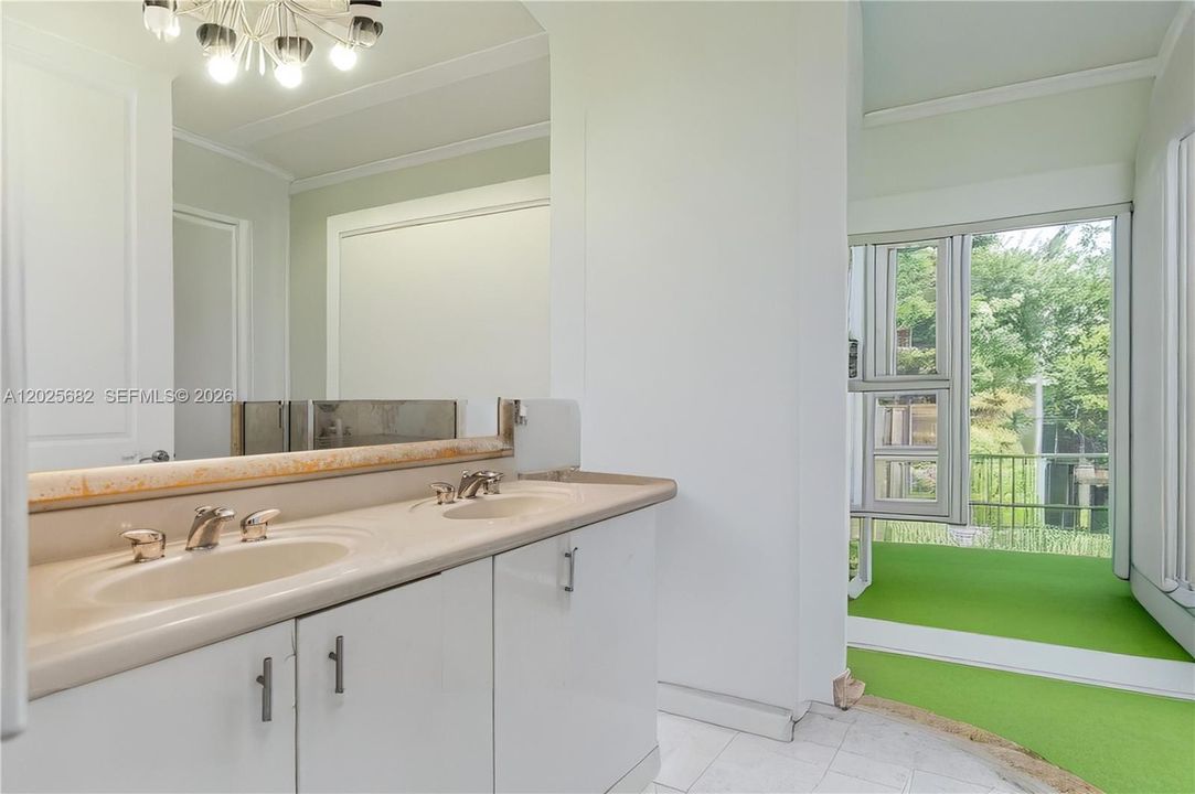 For Sale: $379,000 (1 beds, 1 baths, 900 Square Feet)