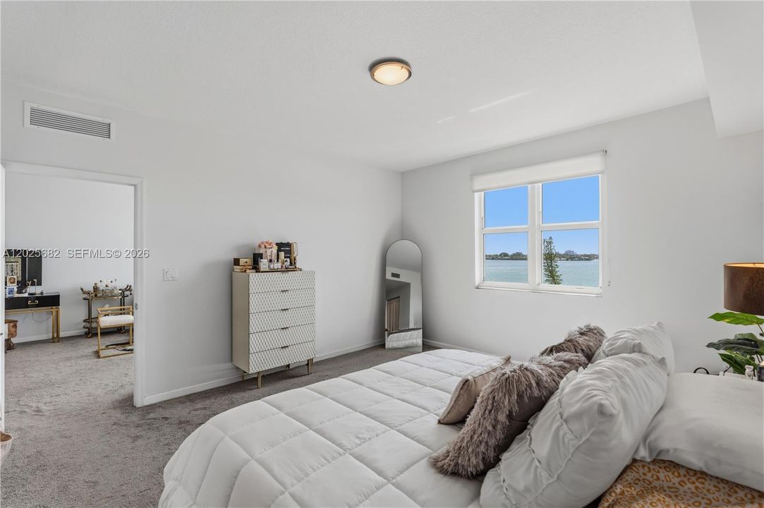 For Sale: $379,000 (1 beds, 1 baths, 900 Square Feet)
