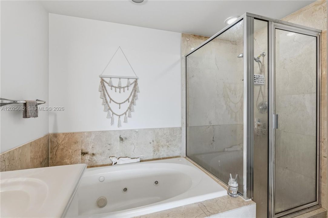 For Sale: $379,000 (1 beds, 1 baths, 900 Square Feet)