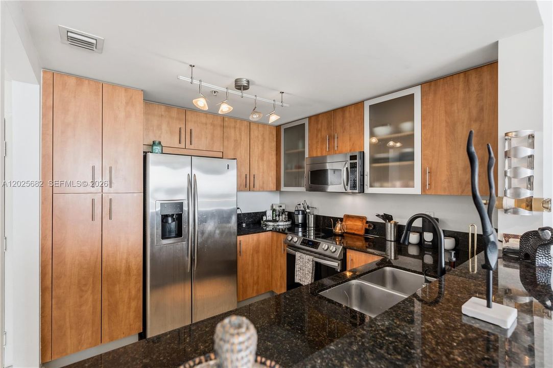 For Sale: $379,000 (1 beds, 1 baths, 900 Square Feet)