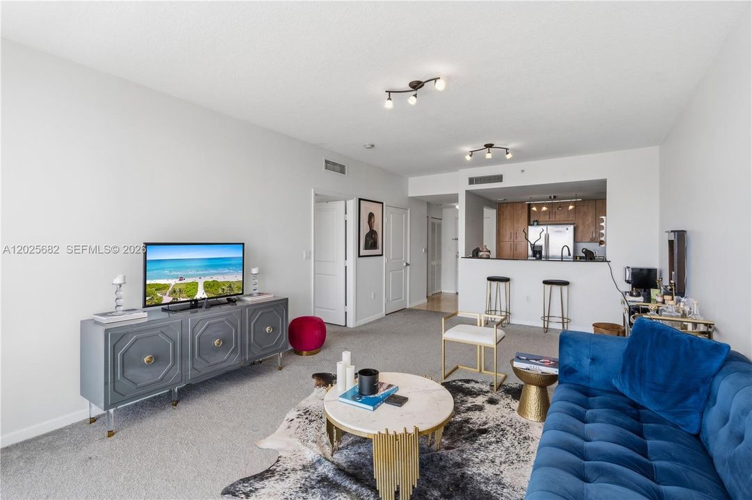 For Sale: $379,000 (1 beds, 1 baths, 900 Square Feet)