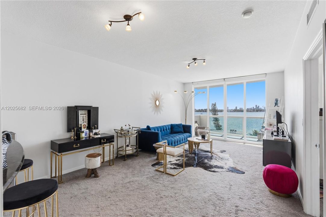 For Sale: $379,000 (1 beds, 1 baths, 900 Square Feet)
