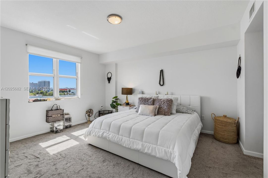 For Sale: $379,000 (1 beds, 1 baths, 900 Square Feet)