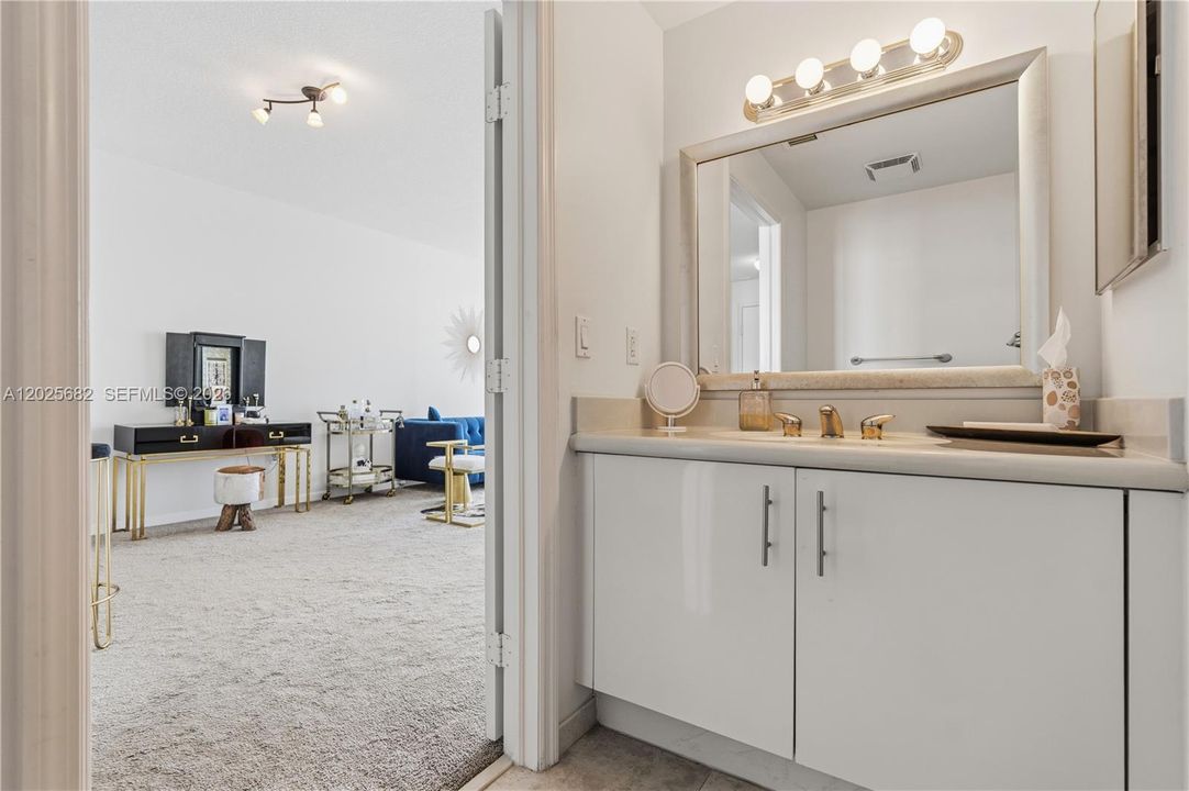 For Sale: $379,000 (1 beds, 1 baths, 900 Square Feet)