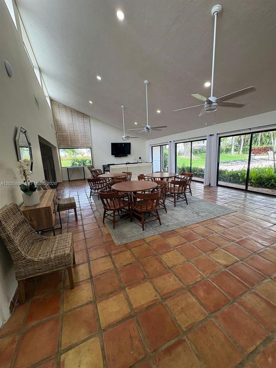 For Sale: $334,900 (2 beds, 1 baths, 1054 Square Feet)