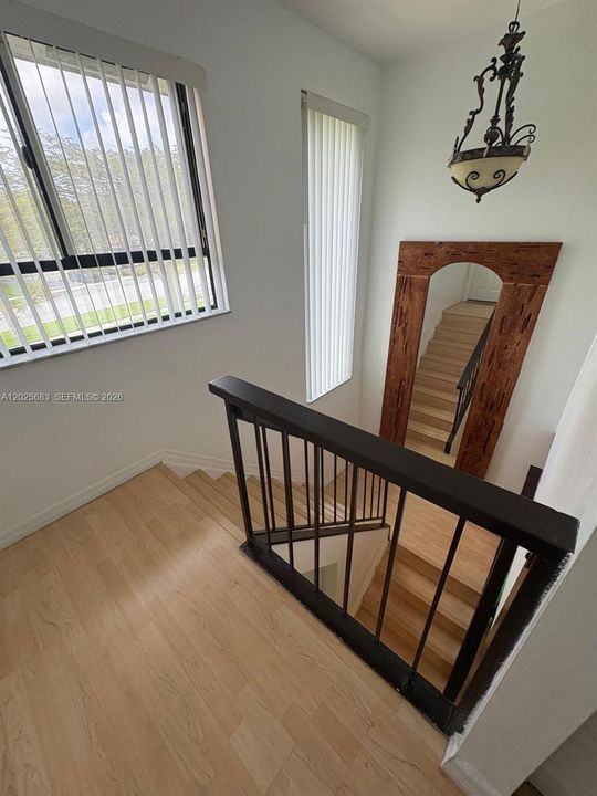 For Sale: $334,900 (2 beds, 1 baths, 1054 Square Feet)