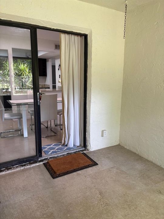 For Sale: $334,900 (2 beds, 1 baths, 1054 Square Feet)