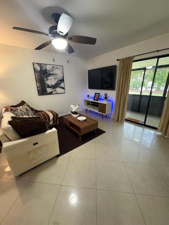 For Sale: $334,900 (2 beds, 1 baths, 1054 Square Feet)