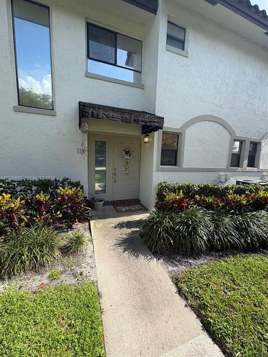 For Sale: $334,900 (2 beds, 1 baths, 1054 Square Feet)