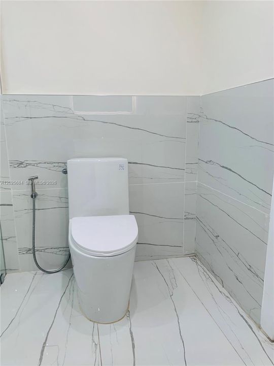 For Rent: $2,249 (1 beds, 1 baths, 724 Square Feet)
