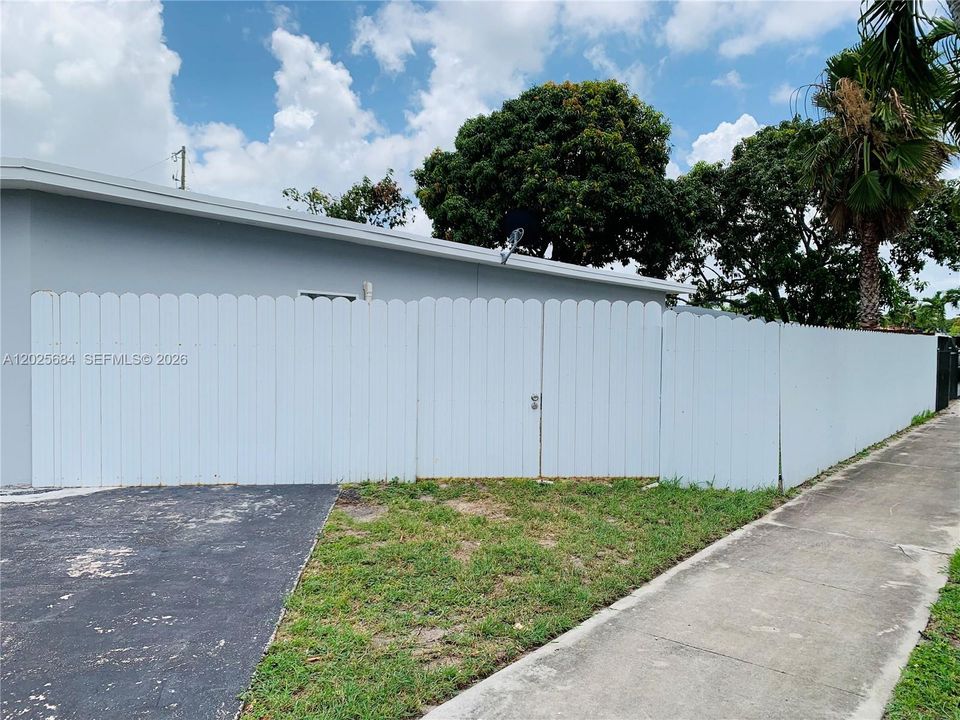 For Rent: $2,249 (1 beds, 1 baths, 724 Square Feet)