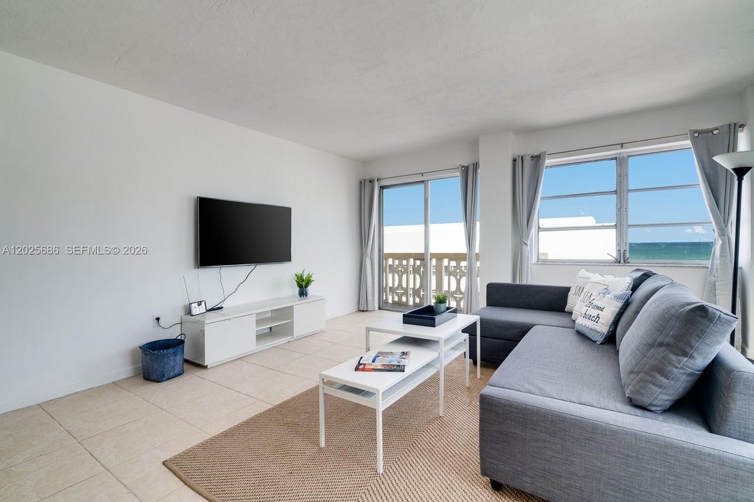 For Rent: $2,300 (1 beds, 2 baths, 700 Square Feet)