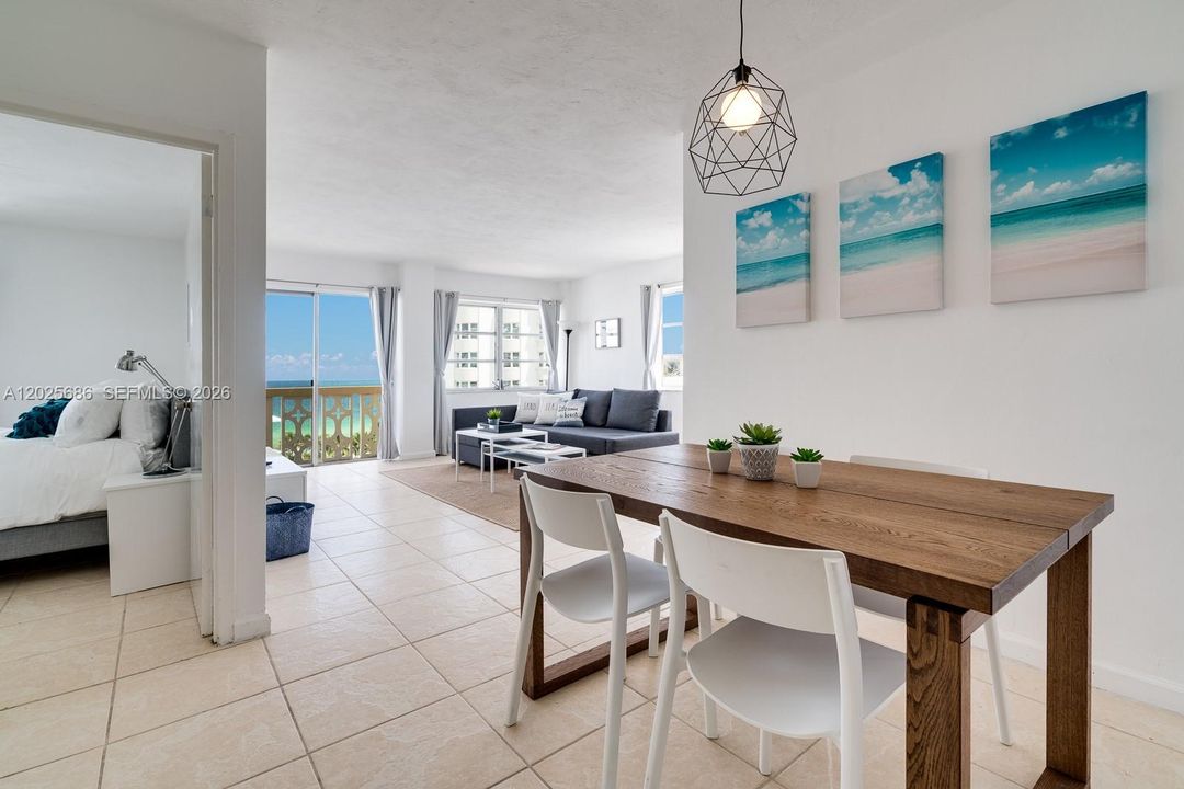 For Rent: $2,300 (1 beds, 2 baths, 700 Square Feet)