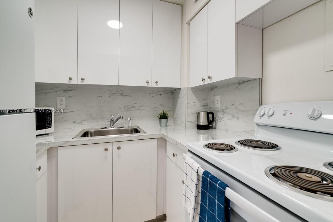For Rent: $2,300 (1 beds, 2 baths, 700 Square Feet)
