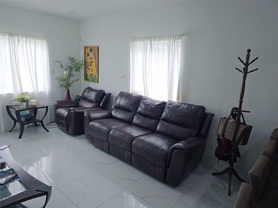 For Sale: $559,000 (4 beds, 2 baths, 1136 Square Feet)