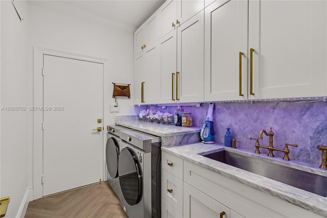 For Sale: $1,225,000 (5 beds, 3 baths, 2844 Square Feet)