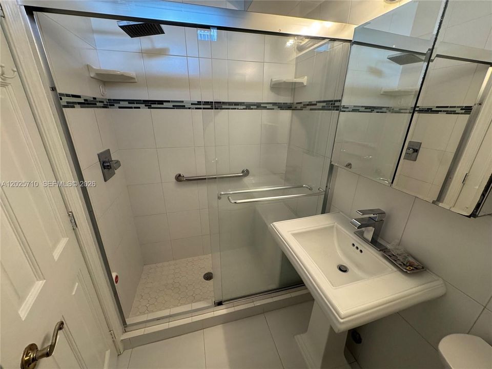 For Rent: $2,850 (2 beds, 2 baths, 871 Square Feet)