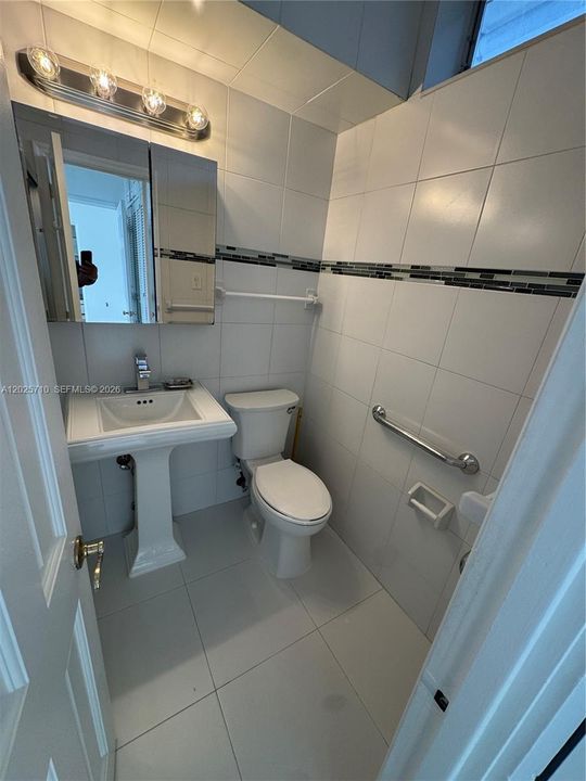 For Rent: $2,850 (2 beds, 2 baths, 871 Square Feet)