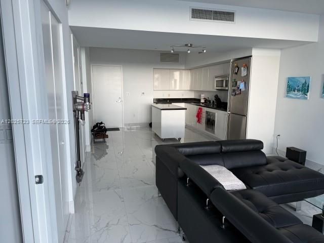 For Rent: $2,900 (1 beds, 1 baths, 764 Square Feet)