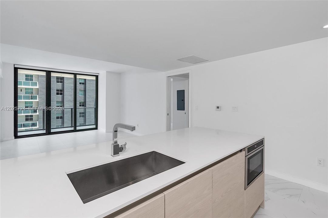 For Sale: $750,000 (2 beds, 2 baths, 868 Square Feet)