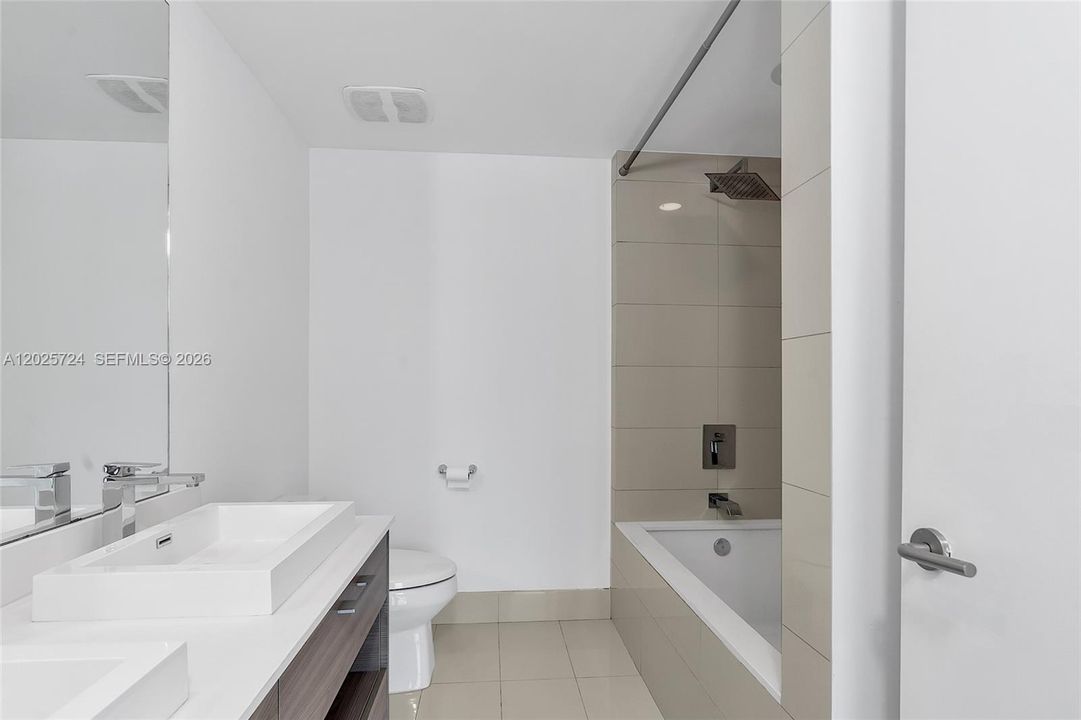 For Sale: $750,000 (2 beds, 2 baths, 868 Square Feet)