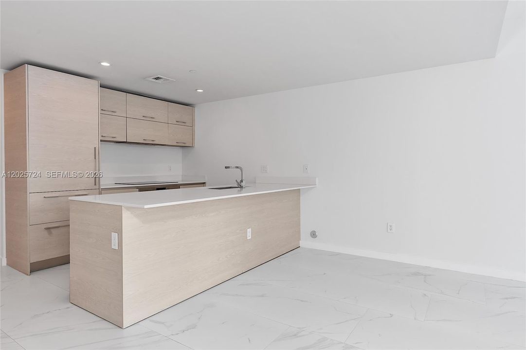 For Sale: $750,000 (2 beds, 2 baths, 868 Square Feet)