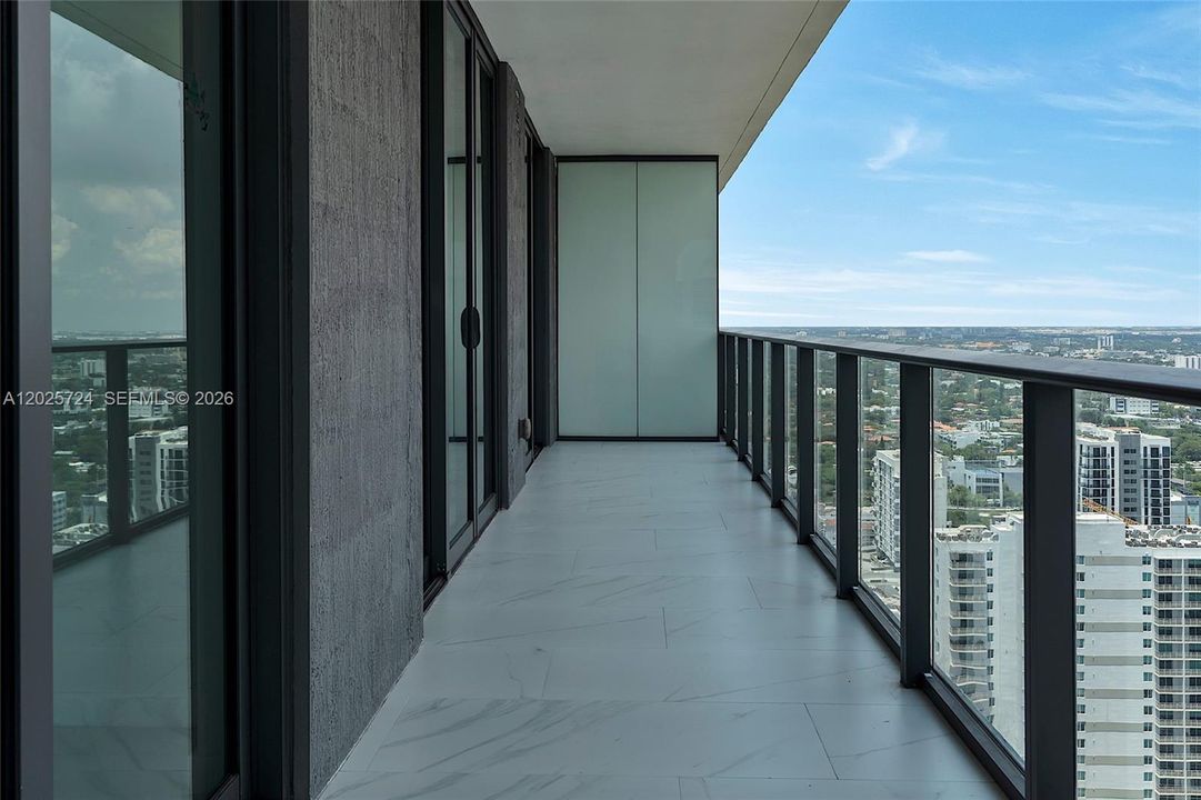 For Sale: $750,000 (2 beds, 2 baths, 868 Square Feet)