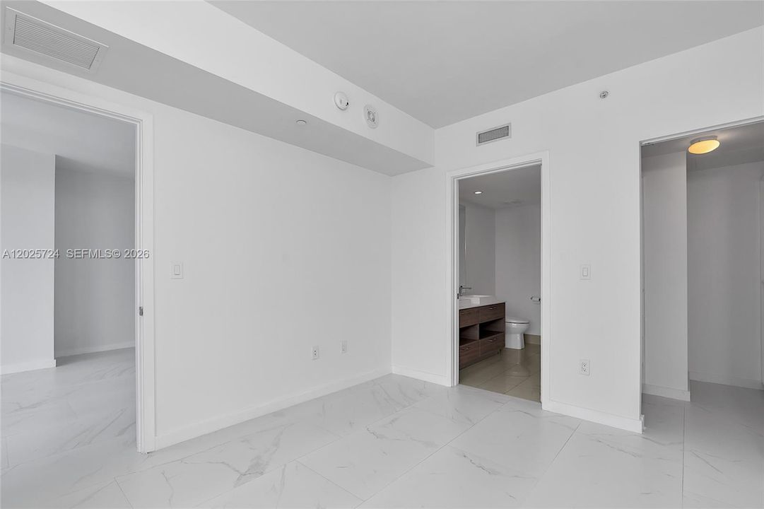 For Sale: $750,000 (2 beds, 2 baths, 868 Square Feet)