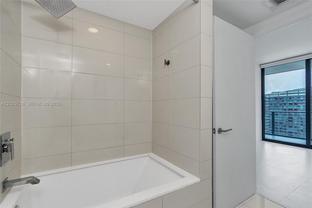 For Sale: $750,000 (2 beds, 2 baths, 868 Square Feet)