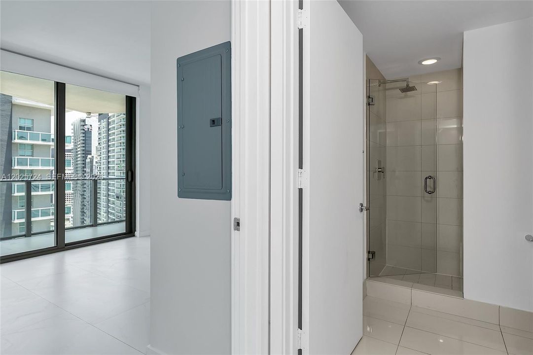 For Sale: $750,000 (2 beds, 2 baths, 868 Square Feet)