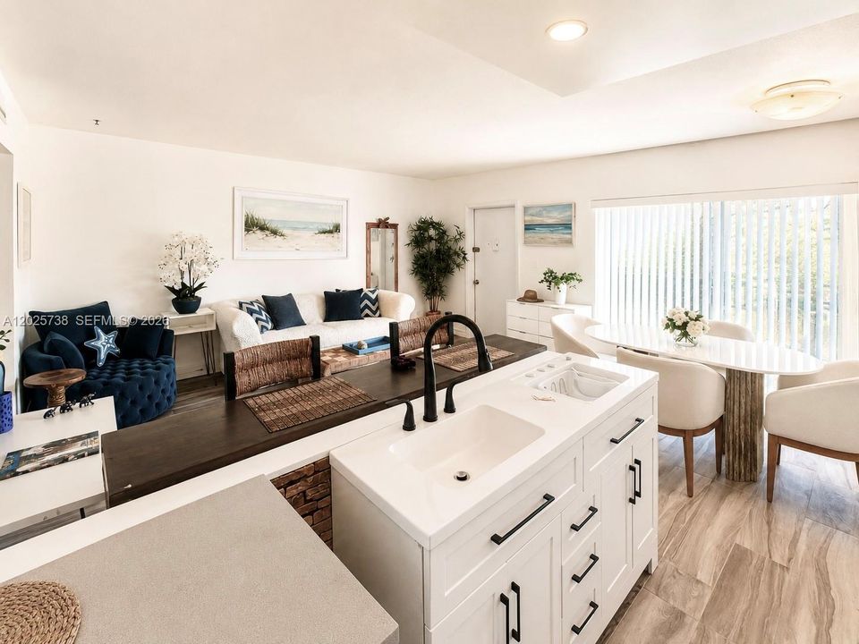 For Sale: $225,000 (1 beds, 1 baths, 714 Square Feet)