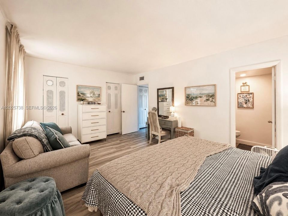 For Sale: $225,000 (1 beds, 1 baths, 714 Square Feet)