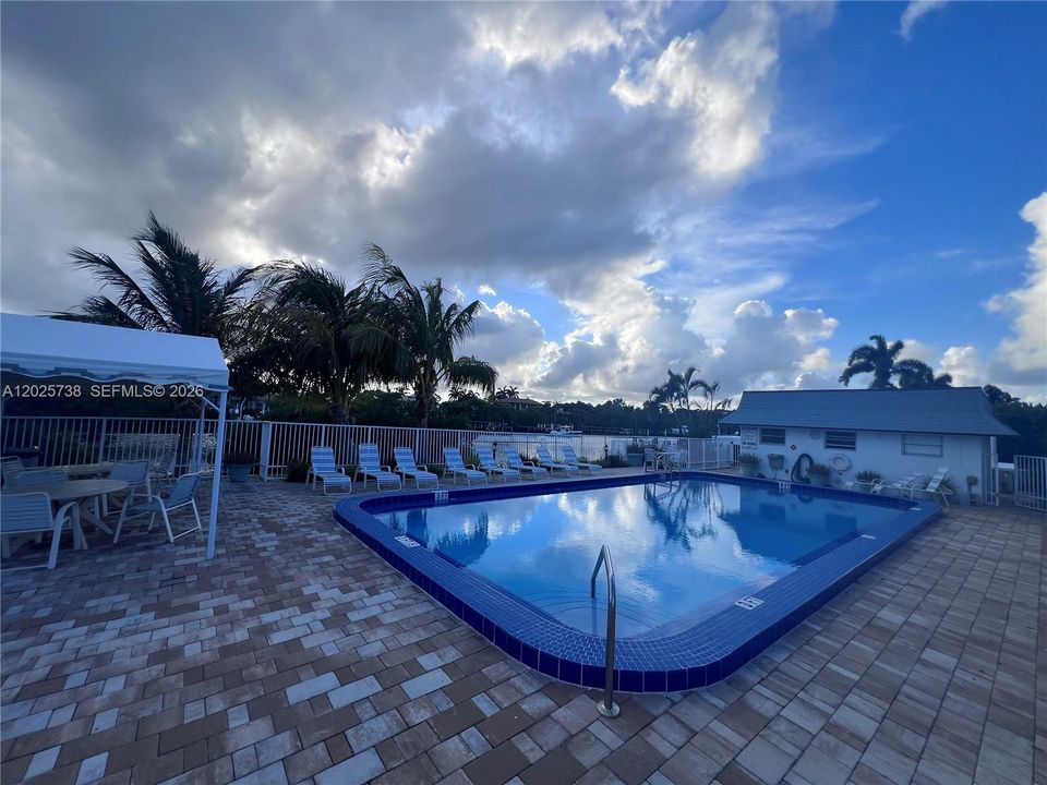 For Sale: $225,000 (1 beds, 1 baths, 714 Square Feet)