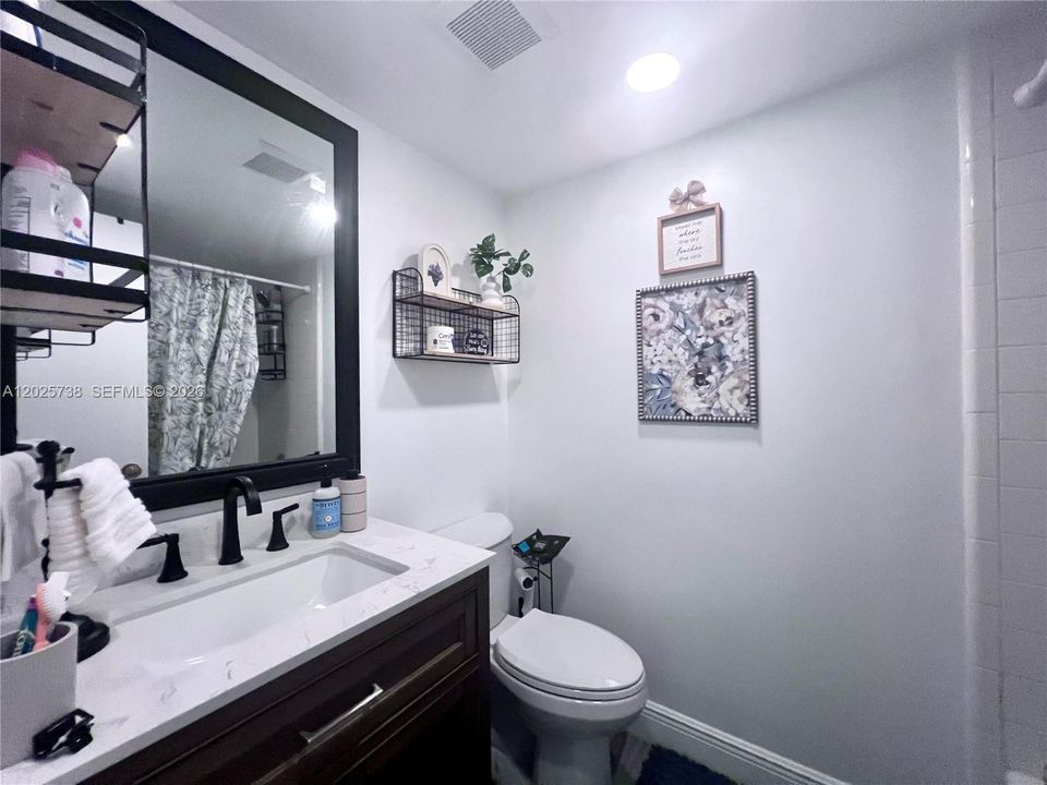 For Sale: $225,000 (1 beds, 1 baths, 714 Square Feet)