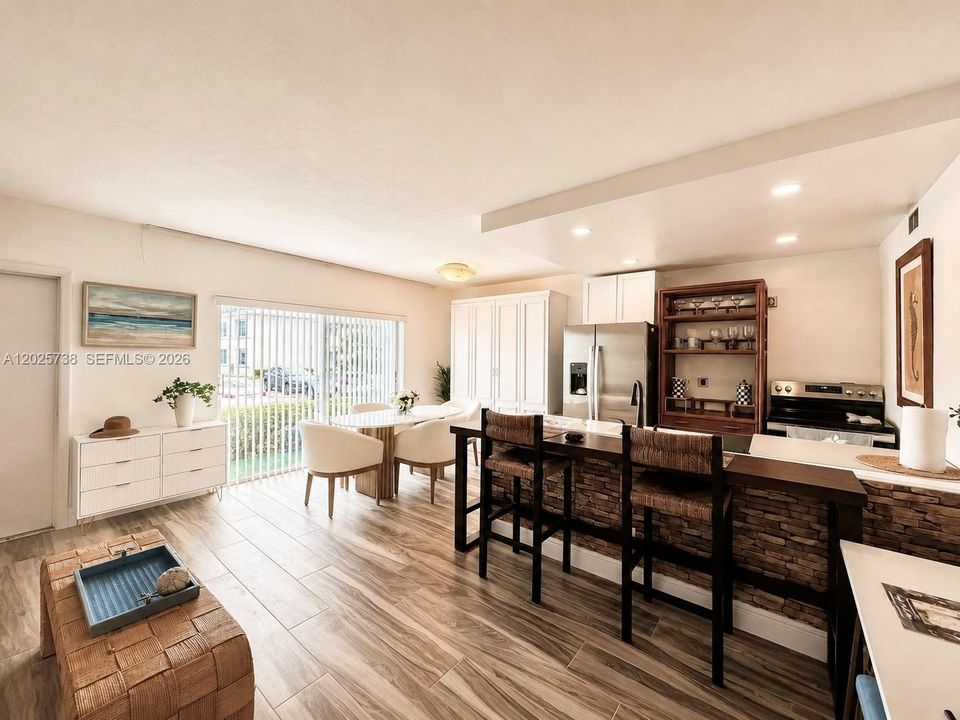 For Sale: $225,000 (1 beds, 1 baths, 714 Square Feet)