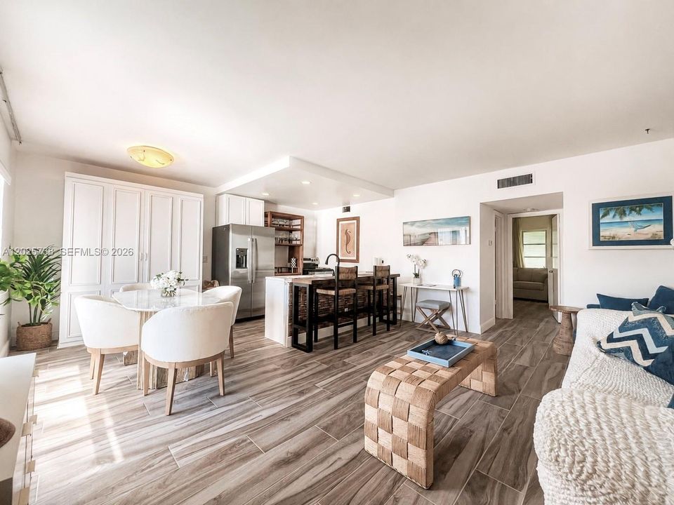 For Sale: $225,000 (1 beds, 1 baths, 714 Square Feet)