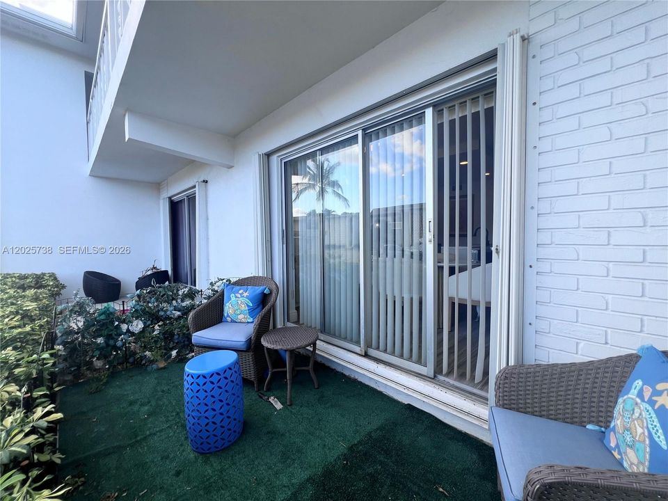 For Sale: $225,000 (1 beds, 1 baths, 714 Square Feet)
