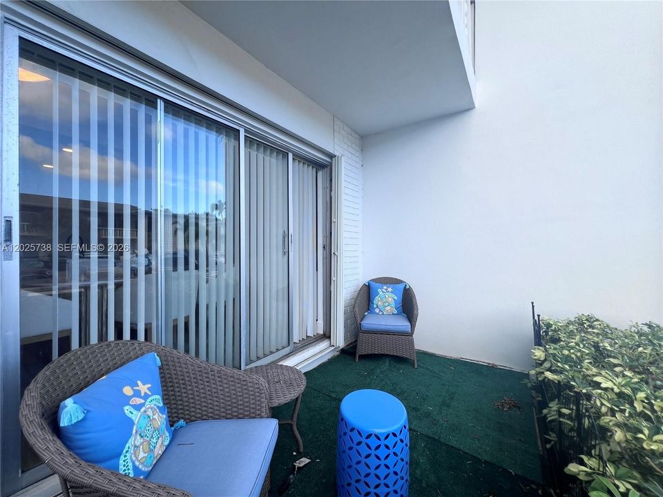 For Sale: $225,000 (1 beds, 1 baths, 714 Square Feet)
