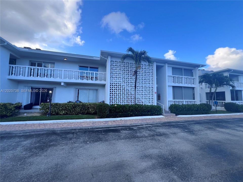 For Sale: $225,000 (1 beds, 1 baths, 714 Square Feet)
