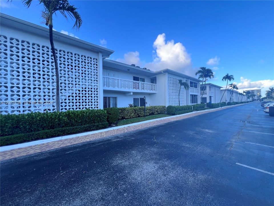For Sale: $225,000 (1 beds, 1 baths, 714 Square Feet)