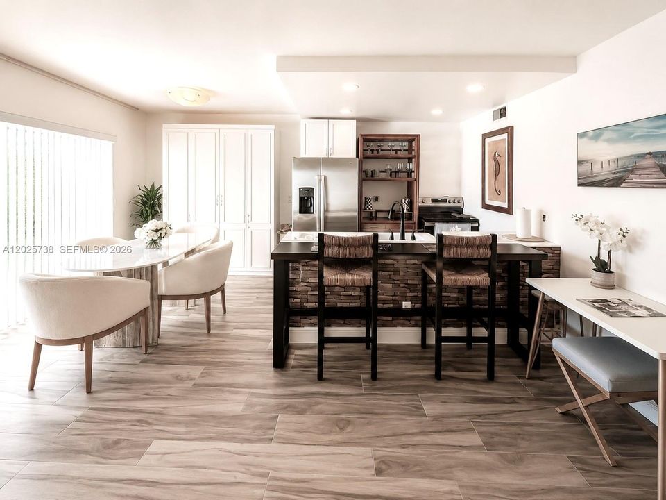 For Sale: $225,000 (1 beds, 1 baths, 714 Square Feet)