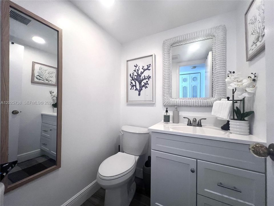 For Sale: $225,000 (1 beds, 1 baths, 714 Square Feet)