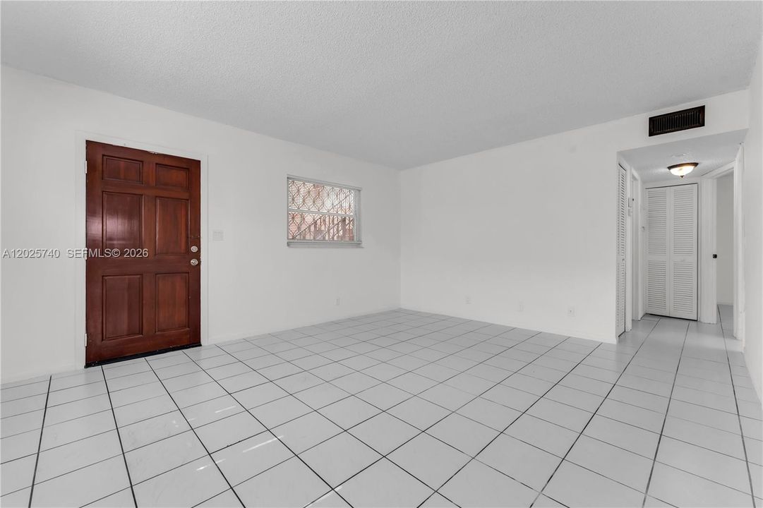 For Rent: $2,300 (2 beds, 2 baths, 855 Square Feet)
