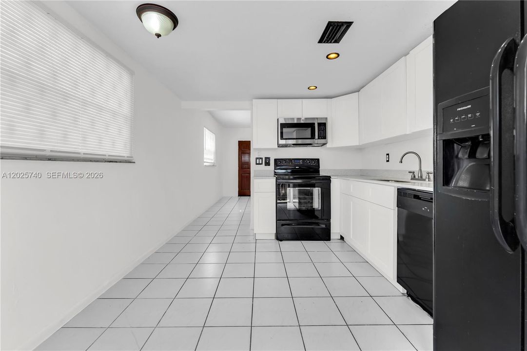 For Rent: $2,300 (2 beds, 2 baths, 855 Square Feet)