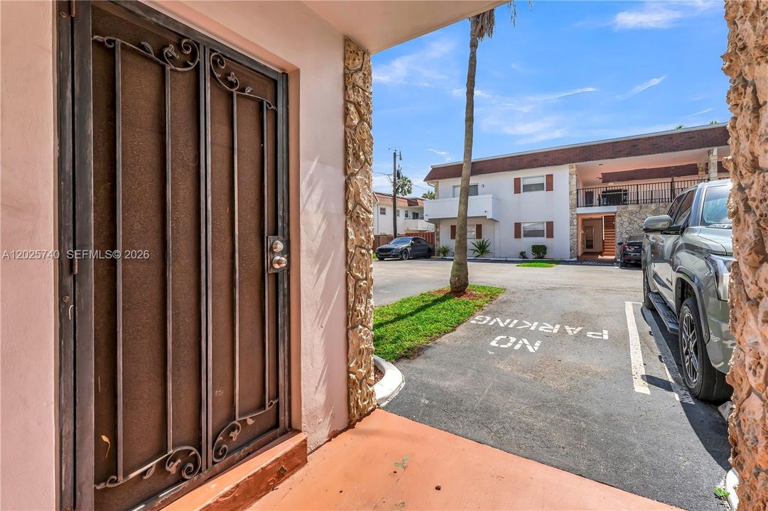For Rent: $2,300 (2 beds, 2 baths, 855 Square Feet)