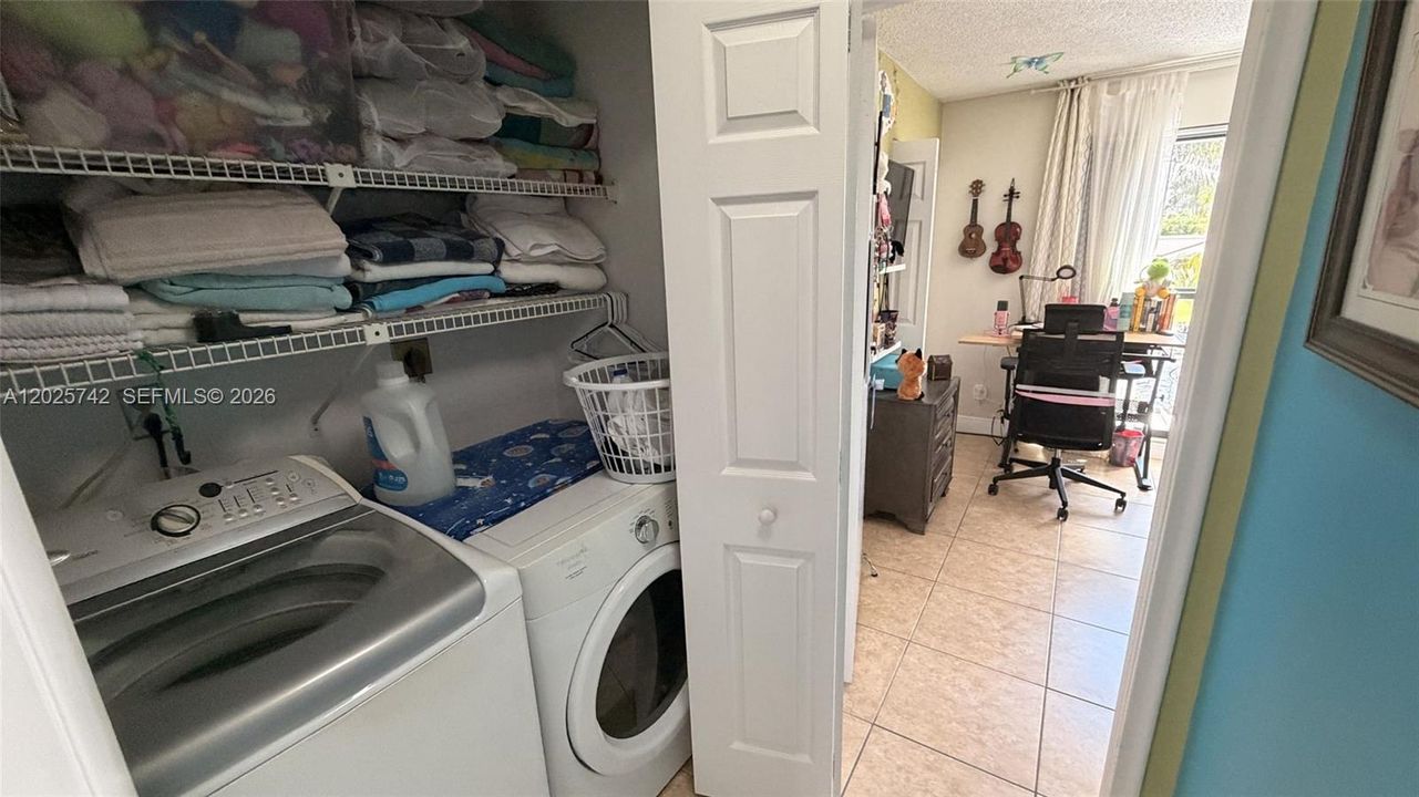 На продажу: $279,900 (2 спален, 1 ванн, 1040 Квадратных фут)