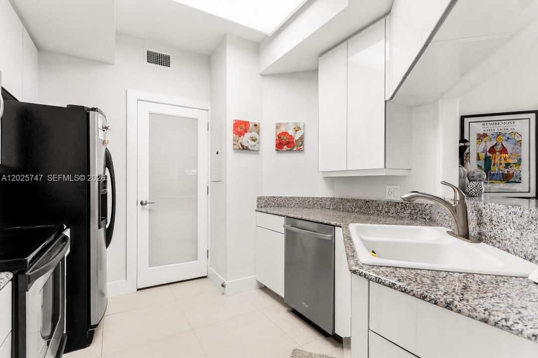 For Sale: $620,000 (1 beds, 1 baths, 780 Square Feet)